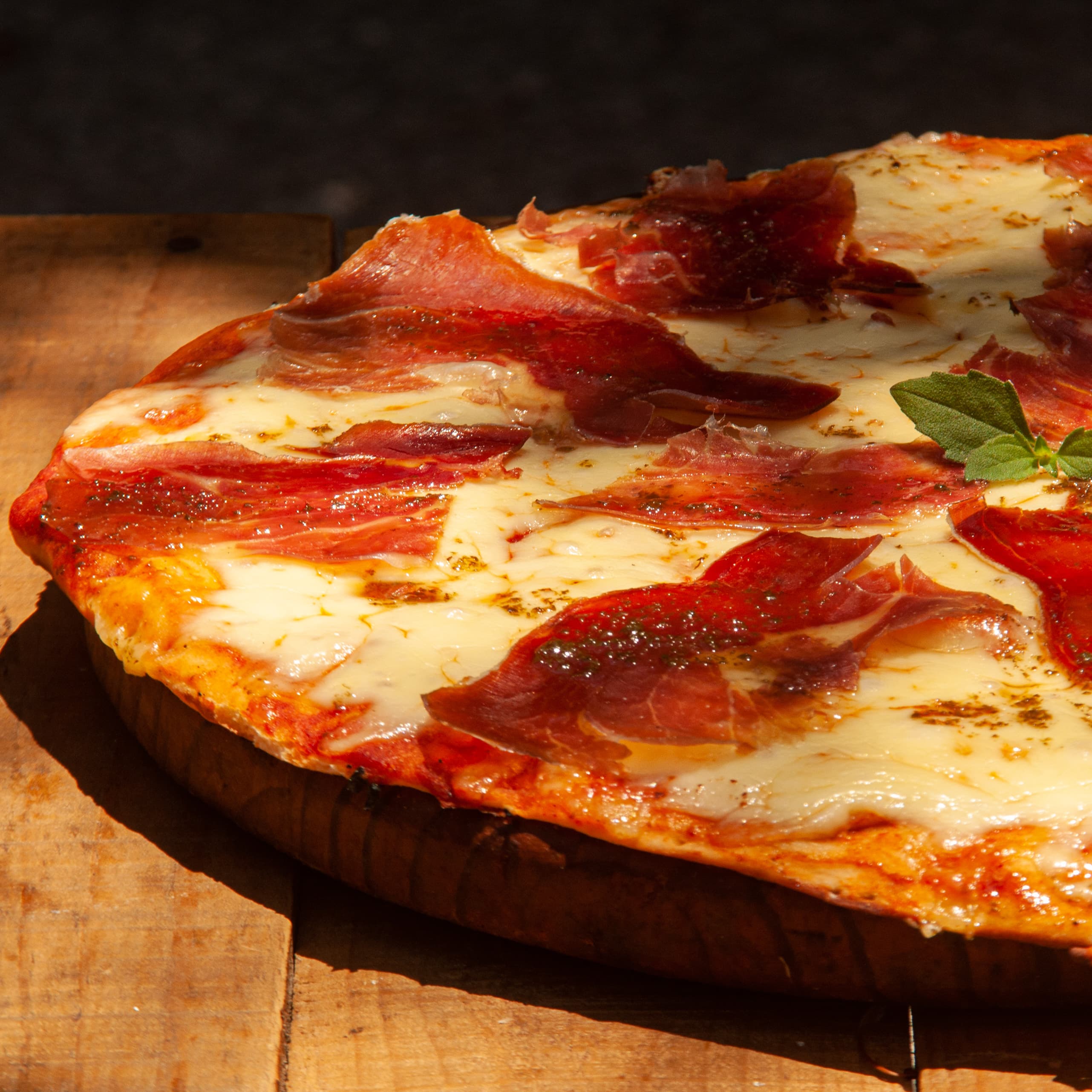 Pizza con Jamón Serrano